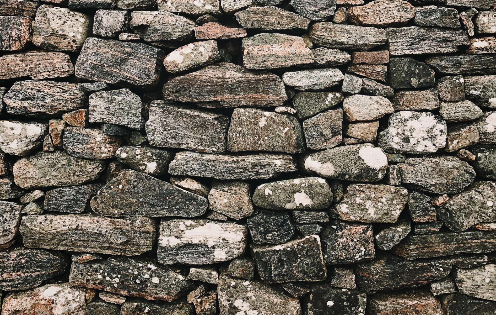 Mauer mit Natursteinen
