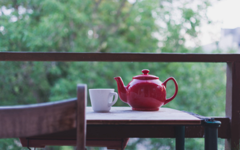 Teekanne und Tasse auf einem Holztisch