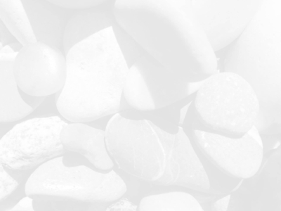 Kieselförmige Steine im Hintergrund